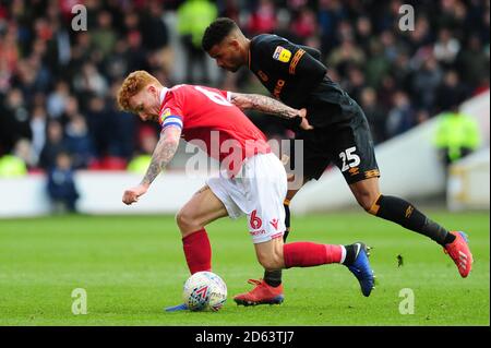 Jack Colback della Foresta di Nottingham (a sinistra) e Frazier Campbell di Hull City combatti per la palla Foto Stock