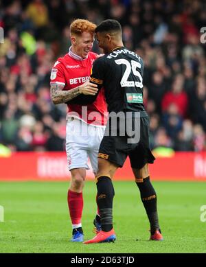 Jack Colback della Foresta di Nottingham (a sinistra) e Frazier Campbell di Hull City scambio di parole Foto Stock