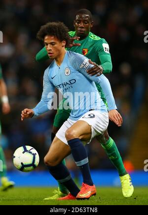 Watford's Abdoulaye Doucoure e Leroy Sane battaglia di Manchester City per la sfera Foto Stock