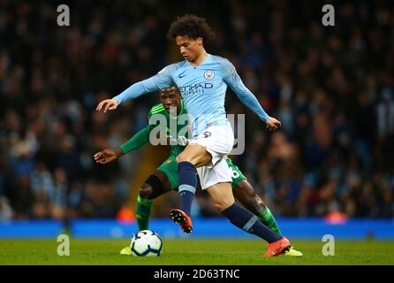 Watford's Abdoulaye Doucoure e Leroy Sane battaglia di Manchester City per la sfera Foto Stock