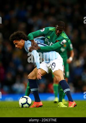 Watford's Abdoulaye Doucoure e Leroy Sane battaglia di Manchester City per la sfera Foto Stock