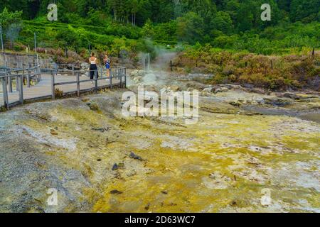 FURNAS AGOSTO 30. 2020: Sorgenti termali del lago Furnas. Sao Miguel, Azzorre. Lagoa das Furnas Hotsprings. Sao Miguel, Azzorre Portogallo. Sfiato del vapore a. Foto Stock