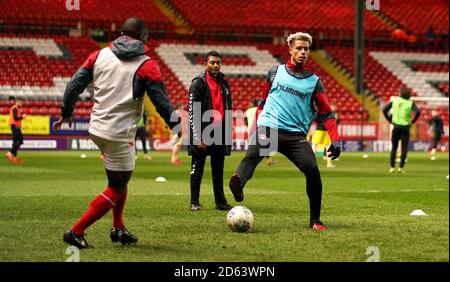 Lyle Taylor di Charlton Athletic (a sinistra) si sta riscaldando prima del gioco Foto Stock