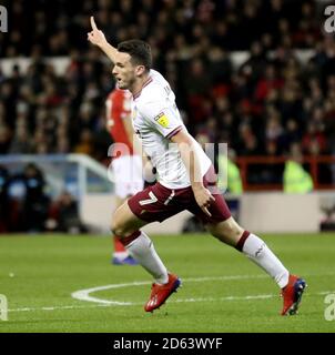 John McGinn di Aston Villa festeggia il primo gol del suo fianco del gioco Foto Stock