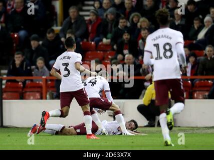 John McGinn di Aston Villa festeggia con i suoi compagni di squadra dopo segna il suo secondo obiettivo tpo messo il suo lato 3-1 su Foto Stock