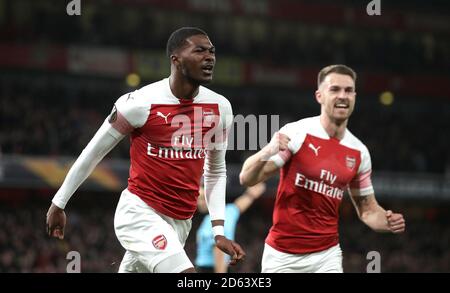 Ainsley Maitland-Niles di Arsenal (a sinistra) celebra il secondo gol del suo lato del gioco Foto Stock