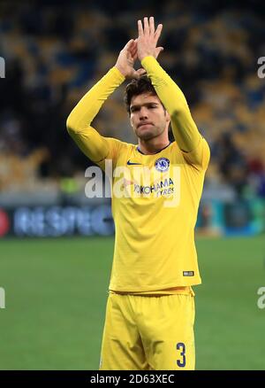 Il Chelsea's Marcos Alonso applaude i fan dopo il fischio finale Foto Stock