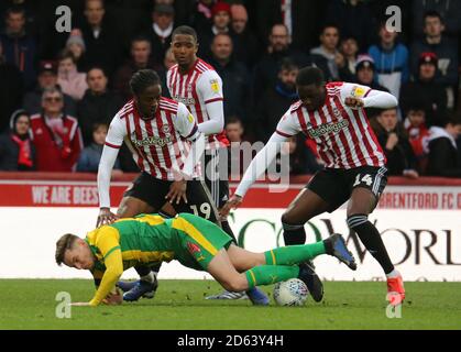 West Bromwich Albion's Conor Townsend cade sul pavimento come Combatte con Romaine Sawyers di Brentford (a sinistra) e Josh Dasilva Foto Stock