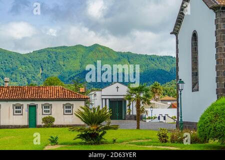 Vista panoramica della chiesa di nostra Signora della gioia, Nossa Senhora da Alegria, nella piccola città di Furnas, nell'isola di Sao Miguel, Azzorre, Portogallo Foto Stock