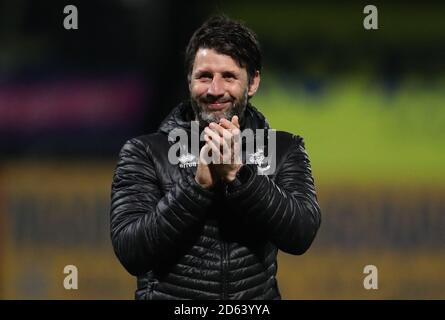 Danny Cowley, manager della città di Lincoln, applaude i fan dopo il corrispondenza Foto Stock