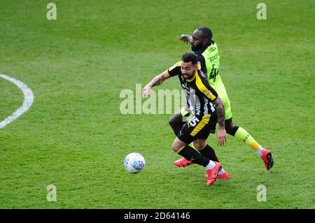 Kane Hemmings della contea di Notts (a sinistra) e Hiram Boateng della città di Exeter combatti per la palla Foto Stock