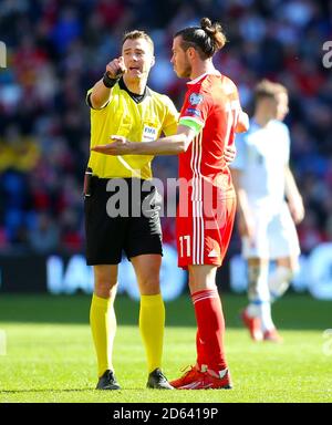 L'arbitro Felix Zwayer (a sinistra) parla con Gareth Bale del Galles Foto Stock