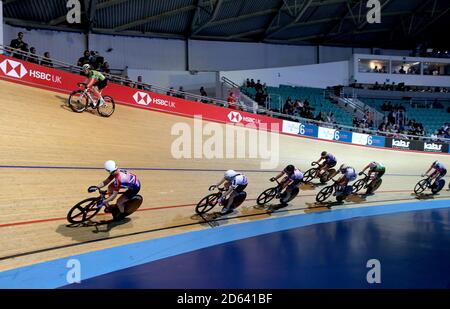 Una visione generale dei piloti in azione nel Madison femminile DI 20 KM il terzo giorno della Six Day Series Manchester presso il Centro Nazionale Ciclismo HSBC UK. Foto Stock