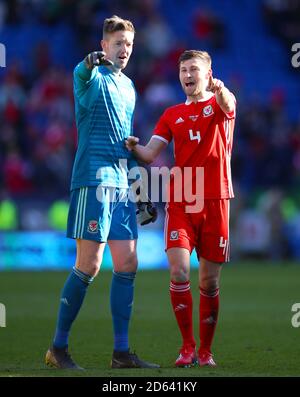 Il portiere del Galles Wayne Hennessey (a sinistra) e il Galles ben Davies Foto Stock