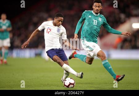 Inghilterra Kyle Walker-Peters (a sinistra) e la Germania Emmanuel Iyoha battaglia per la sfera Foto Stock