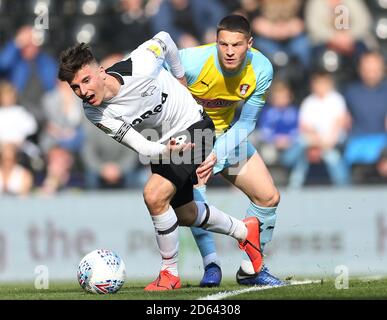 Il Mason Mount della contea di Derby (a sinistra) scende per una sanzione contro il ben Wiles di Rotherham United durante la partita del campionato Sky Bet allo stadio Pride Park. Foto Stock