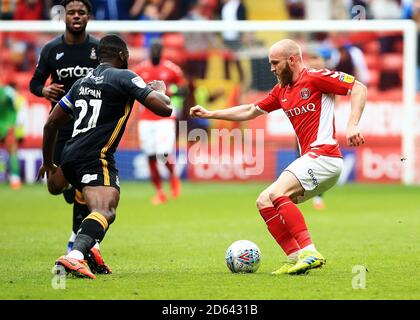 Jonny Williams di Charlton Athletic (a destra) e Hope Akpan di Bradford City combatti per la palla Foto Stock