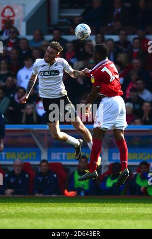 Molla Wague (a destra) della Foresta di Nottingham e gli oli McBurnie di Swansea City combatti per la palla Foto Stock