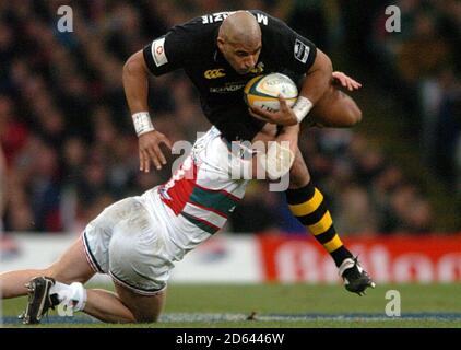 L'Alistair Mckenzie di London Wasps è affrontato da Leicester Tigers' Lewis Moody Foto Stock