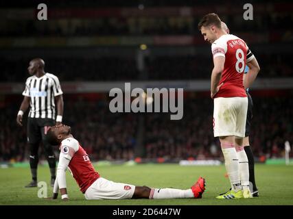 Ainsley Maitland-Niles dell'Arsenal (a sinistra) è stato ferito Foto Stock