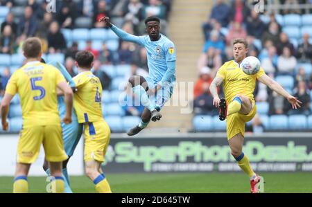 Jordy Hiwula di Coventry City spara una vasta battaglia per la palla Foto Stock