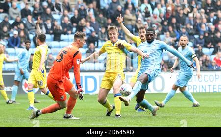 Amadou Bakayoko di Coventry City (a destra), Bristol Roers' Jack Bonham e Tony Craig combattono per la palla Foto Stock