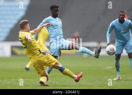 Jordy Hiwula di Coventry City e Tony Craig di Bristol Rover (a sinistra) combatti per la palla Foto Stock