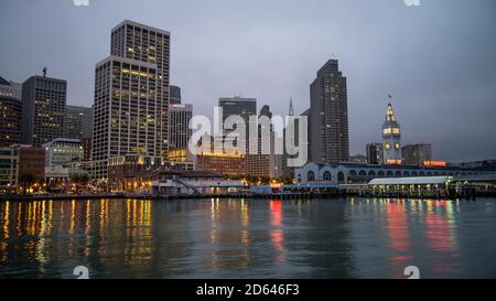 San Francisco, California, USA - 2019 agosto: Paesaggio urbano di San Francisco con grattacieli Foto Stock