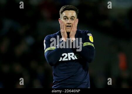 Tom Lawrence della contea di Derby reagisce dopo aver visto il suo colpo andare ampio Foto Stock