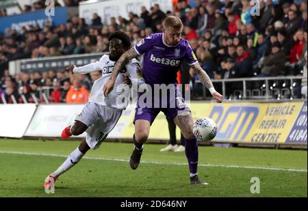 James McClean di Stoke City (a destra) e Nathan Dyer di Swansea City combatti per la palla Foto Stock