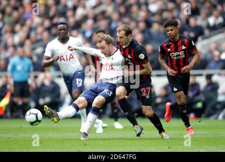 Christian Eriksen di Tottenham Hotspur (a sinistra) e Jon Gorenc di Huddersfield Town Stankovic battaglia per la palla Foto Stock