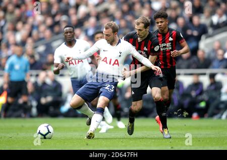 Christian Eriksen di Tottenham Hotspur (a sinistra) e Jon Gorenc di Huddersfield Town Stankovic battaglia per la palla Foto Stock