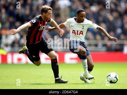 Huddersfield Town's Erik Durm (a sinistra) e Tottenham Hotspur's Kyle Walker-Peters combatti per la palla Foto Stock