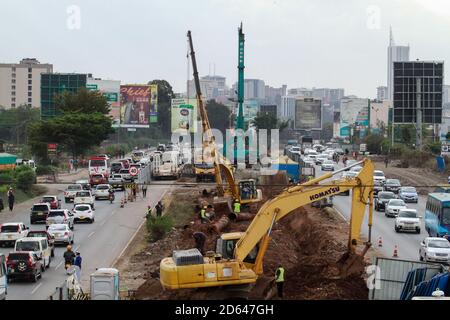 Una panoramica del flusso di traffico e la costruzione sulla Sezione 2 del progetto Nairobi Expressway lungo Mombasa Road.The governo del Kenya sta costruendo la Nairobi Expressway, una strada a pedaggio di 27.1 km di lunghezza destinata a decongestionare Nairobi fornendo un trasporto più veloce e affidabile. La superstrada vale circa 505.5 milioni di dollari e dovrebbe essere completata nel 2022, essendo finanziata dalla Cina nel quadro di un partenariato pubblico-privato (PPP) e costruita dagli appaltatori cinesi, China Road and Bridge Corporation (CRBC). Foto Stock