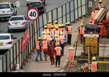 Lavoratori edili in una sezione 2 del progetto Nairobi Expressway lungo Mombasa Road.The governo del Kenya sta costruendo la Nairobi Expressway, una strada a pedaggio di 27.1 km di lunghezza destinata a de-congest Nairobi fornendo un trasporto più veloce e affidabile. La superstrada vale circa 505.5 milioni di dollari e dovrebbe essere completata nel 2022, essendo finanziata dalla Cina nel quadro di un partenariato pubblico-privato (PPP) e costruita dagli appaltatori cinesi, China Road and Bridge Corporation (CRBC). Foto Stock