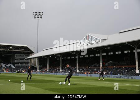 I giocatori di Everton si riscaldano a Craven Cottage davanti a Fulham E la partita di Everton Foto Stock