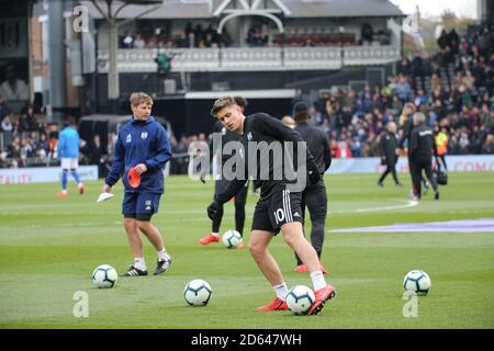 I giocatori di Fulham si riscaldano prima del gioco Foto Stock