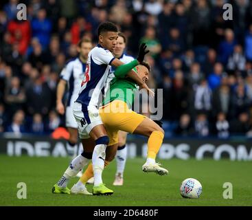 West Bromwich Albion's Mason Holgate (a sinistra) e Preston North End's. Callum Robinson battaglia per la palla Foto Stock