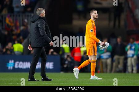 Manchester United Manager Ole Gunnar Solskjaer (a sinistra) e Manchester United Il portiere David de Gea lascia il campo dopo la finale fischio Foto Stock