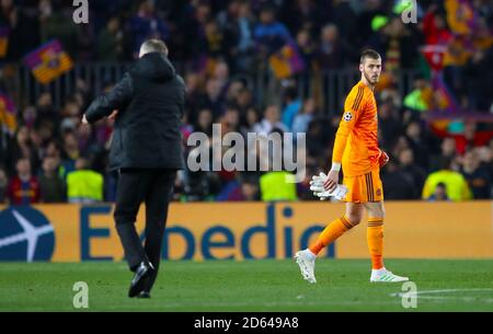 Manchester United Manager Ole Gunnar Solskjaer (a sinistra) e Manchester United Il portiere David de Gea lascia il campo dopo la finale fischio Foto Stock