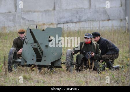 Konopnytsa, Ucraina, 14 ottobre 2020. I membri di club militari storici che indossano l'uniforme del tempo della seconda guerra mondiale rievocano una battaglia tra l'esercito ucraino insurgente (UPA) e l'esercito rosso. Gli ucraini celebrano il "giorno del difensore della Patria" e il 78° anniversario della creazione dell'Esercito Insurgente ucraino (UPA), che combatté per l'indipendenza dell'Ucraina contro l'Armata Rossa Sovietica e i nazisti durante la seconda guerra mondiale. Foto Stock