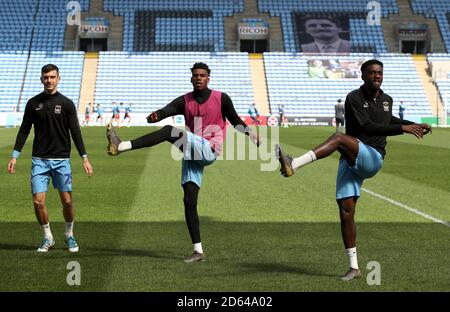 Coventry City's Zain Westbrooke (a sinistra) Dujon Sterling (centro) e Coventry Jordy Hiwula della città si riscalda prima della partita Foto Stock