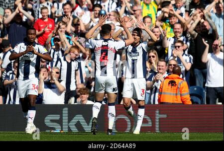 West Bromwich Albion's Kieran Gibbs (a destra) celebra il punteggio del suo lato Primo obiettivo del gioco con il compagno di squadra Hal Robson-Kanu Foto Stock