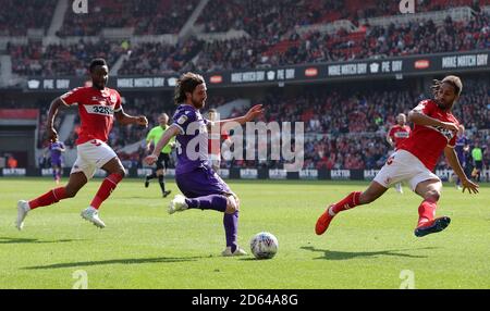 Joe Allen (centro) di Stoke City in azione con John di Middlesbrough OBI Mikel (a sinistra) e Ryan Shotton Foto Stock