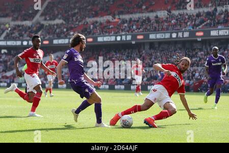 Joe Allen (centro) di Stoke City in azione con John di Middlesbrough OBI Mikel (a sinistra) e Ryan Shotton Foto Stock