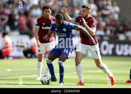 Ricardo Pereira di Leicester City (a sinistra) e Robert di West Ham United Snodgrass battaglia per la palla Foto Stock