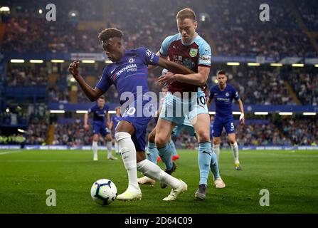 Callum Hudson-Odoi di Chelsea (a sinistra) e Ashley Barnes di Burnley combattono per la sfera Foto Stock