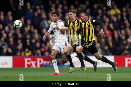 Wolverhampton Wanderers' Raul Jimenez cerca di uscire ritmo Watfordâ€™s Craig Cathcart (centro) e Jose Holebas (destra) Foto Stock