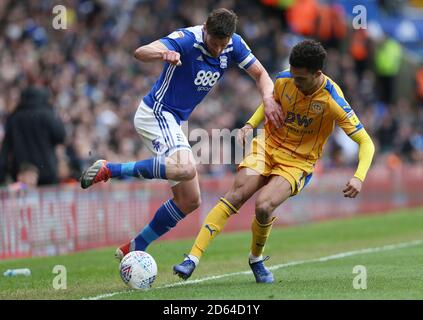 Lukas Jutkiewicz di Birmingham e Antonee Robinson di Wigan Athletic (a destra) Durante il campionato Sky Bet al Trillion Trophy di St Andrew Stadio Foto Stock