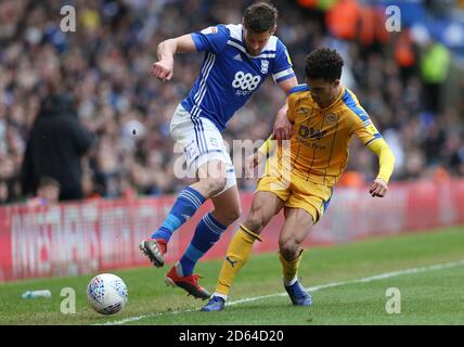 Lukas Jutkiewicz di Birmingham e Antonee Robinson di Wigan Athletic (a destra) Durante il campionato Sky Bet al Trillion Trophy di St Andrew Stadio Foto Stock